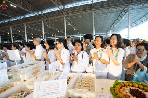 ภาพ No.188574:พิธีถวายภัตตาหารเป็นสังฆทาน แด่พระธรรมยาตรา ในโครงการธรรมยาตรา กตัญญูบูชา มหาปูชนียาจารย์ พระมงคลเทพมุนี(สด จนฺทสโร) พระผู้ปราบมาร อนุสรณ์สถาน 7 แห่ง ปีที่ 13 ณ สภาธรรมกายสากล วัดพระธรรมกาย วันที่ 3 มกราคม พ.ศ. 2568