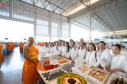 ภาพ No.188575:พิธีถวายภัตตาหารเป็นสังฆทาน แด่พระธรรมยาตรา ในโครงการธรรมยาตรา กตัญญูบูชา มหาปูชนียาจารย์ พระมงคลเทพมุนี(สด จนฺทสโร) พระผู้ปราบมาร อนุสรณ์สถาน 7 แห่ง ปีที่ 13 ณ สภาธรรมกายสากล วัดพระธรรมกาย วันที่ 3 มกราคม พ.ศ. 2568