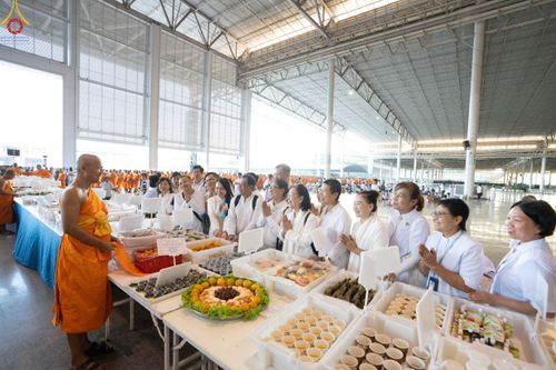 ภาพ No.188576:พิธีถวายภัตตาหารเป็นสังฆทาน แด่พระธรรมยาตรา ในโครงการธรรมยาตรา กตัญญูบูชา มหาปูชนียาจารย์ พระมงคลเทพมุนี(สด จนฺทสโร) พระผู้ปราบมาร อนุสรณ์สถาน 7 แห่ง ปีที่ 13 ณ สภาธรรมกายสากล วัดพระธรรมกาย วันที่ 3 มกราคม พ.ศ. 2568