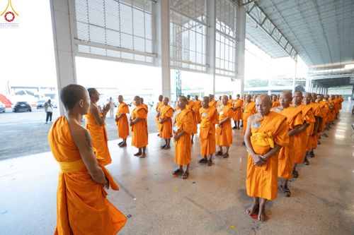 ภาพ No.188577:พิธีถวายภัตตาหารเป็นสังฆทาน แด่พระธรรมยาตรา ในโครงการธรรมยาตรา กตัญญูบูชา มหาปูชนียาจารย์ พระมงคลเทพมุนี(สด จนฺทสโร) พระผู้ปราบมาร อนุสรณ์สถาน 7 แห่ง ปีที่ 13 ณ สภาธรรมกายสากล วัดพระธรรมกาย วันที่ 3 มกราคม พ.ศ. 2568