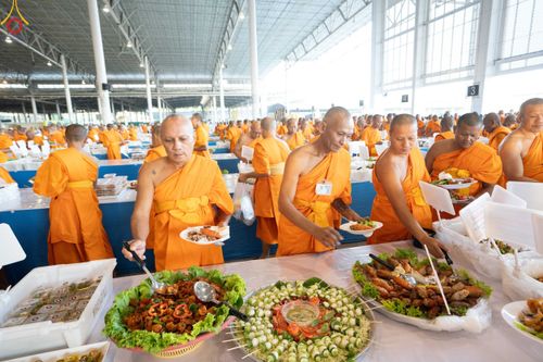 ภาพ No.188579:พิธีถวายภัตตาหารเป็นสังฆทาน แด่พระธรรมยาตรา ในโครงการธรรมยาตรา กตัญญูบูชา มหาปูชนียาจารย์ พระมงคลเทพมุนี(สด จนฺทสโร) พระผู้ปราบมาร อนุสรณ์สถาน 7 แห่ง ปีที่ 13 ณ สภาธรรมกายสากล วัดพระธรรมกาย วันที่ 3 มกราคม พ.ศ. 2568