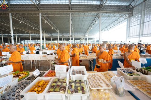 ภาพ No.188580:พิธีถวายภัตตาหารเป็นสังฆทาน แด่พระธรรมยาตรา ในโครงการธรรมยาตรา กตัญญูบูชา มหาปูชนียาจารย์ พระมงคลเทพมุนี(สด จนฺทสโร) พระผู้ปราบมาร อนุสรณ์สถาน 7 แห่ง ปีที่ 13 ณ สภาธรรมกายสากล วัดพระธรรมกาย วันที่ 3 มกราคม พ.ศ. 2568