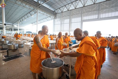 ภาพ No.188581:พิธีถวายภัตตาหารเป็นสังฆทาน แด่พระธรรมยาตรา ในโครงการธรรมยาตรา กตัญญูบูชา มหาปูชนียาจารย์ พระมงคลเทพมุนี(สด จนฺทสโร) พระผู้ปราบมาร อนุสรณ์สถาน 7 แห่ง ปีที่ 13 ณ สภาธรรมกายสากล วัดพระธรรมกาย วันที่ 3 มกราคม พ.ศ. 2568