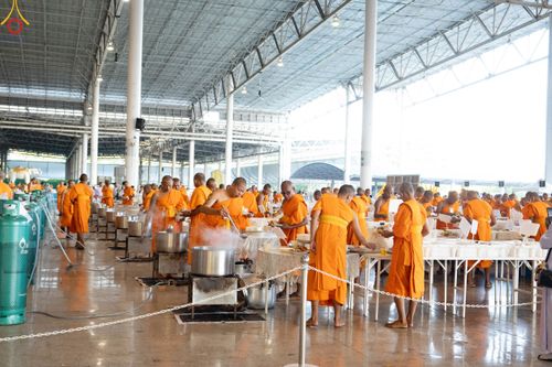 ภาพ No.188582:พิธีถวายภัตตาหารเป็นสังฆทาน แด่พระธรรมยาตรา ในโครงการธรรมยาตรา กตัญญูบูชา มหาปูชนียาจารย์ พระมงคลเทพมุนี(สด จนฺทสโร) พระผู้ปราบมาร อนุสรณ์สถาน 7 แห่ง ปีที่ 13 ณ สภาธรรมกายสากล วัดพระธรรมกาย วันที่ 3 มกราคม พ.ศ. 2568
