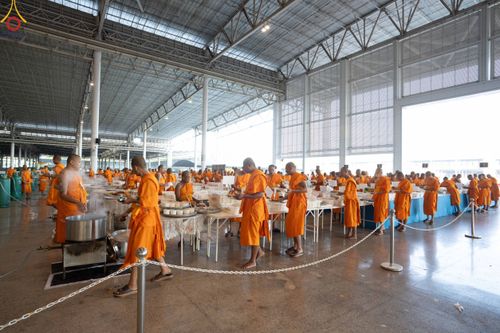 ภาพ No.188583:พิธีถวายภัตตาหารเป็นสังฆทาน แด่พระธรรมยาตรา ในโครงการธรรมยาตรา กตัญญูบูชา มหาปูชนียาจารย์ พระมงคลเทพมุนี(สด จนฺทสโร) พระผู้ปราบมาร อนุสรณ์สถาน 7 แห่ง ปีที่ 13 ณ สภาธรรมกายสากล วัดพระธรรมกาย วันที่ 3 มกราคม พ.ศ. 2568