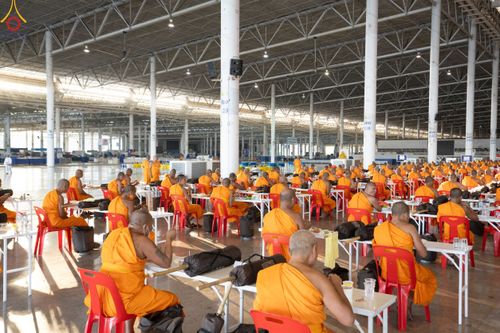 ภาพ No.188584:พิธีถวายภัตตาหารเป็นสังฆทาน แด่พระธรรมยาตรา ในโครงการธรรมยาตรา กตัญญูบูชา มหาปูชนียาจารย์ พระมงคลเทพมุนี(สด จนฺทสโร) พระผู้ปราบมาร อนุสรณ์สถาน 7 แห่ง ปีที่ 13 ณ สภาธรรมกายสากล วัดพระธรรมกาย วันที่ 3 มกราคม พ.ศ. 2568