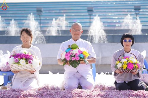 ภาพ No.188600:พิธีต้อนรับพระธรรมยาตรา ในโครงการธรรมยาตรา กตัญญูบูชา มหาปูชนียาจารย์ พระมงคลเทพมุนี(สด จนฺทสโร) พระผู้ปราบมาร อนุสรณ์สถาน 7 แห่ง ปีที่ 13 วันที่ 2 มกราคม พ.ศ. 2568 ณ วัดพระธรรมกาย จ.ปทุมธานี