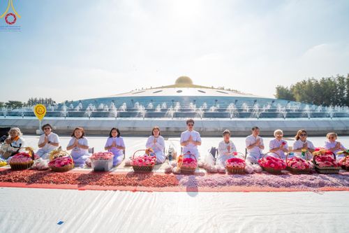 ภาพ No.188607:พิธีต้อนรับพระธรรมยาตรา ในโครงการธรรมยาตรา กตัญญูบูชา มหาปูชนียาจารย์ พระมงคลเทพมุนี(สด จนฺทสโร) พระผู้ปราบมาร อนุสรณ์สถาน 7 แห่ง ปีที่ 13 วันที่ 2 มกราคม พ.ศ. 2568 ณ วัดพระธรรมกาย จ.ปทุมธานี