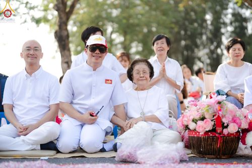 ภาพ No.188608:พิธีต้อนรับพระธรรมยาตรา ในโครงการธรรมยาตรา กตัญญูบูชา มหาปูชนียาจารย์ พระมงคลเทพมุนี(สด จนฺทสโร) พระผู้ปราบมาร อนุสรณ์สถาน 7 แห่ง ปีที่ 13 วันที่ 2 มกราคม พ.ศ. 2568 ณ วัดพระธรรมกาย จ.ปทุมธานี