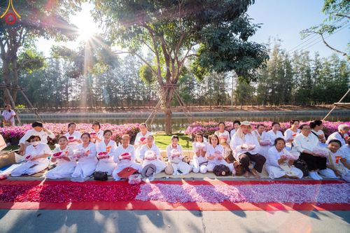 ภาพ No.188611:พิธีต้อนรับพระธรรมยาตรา ในโครงการธรรมยาตรา กตัญญูบูชา มหาปูชนียาจารย์ พระมงคลเทพมุนี(สด จนฺทสโร) พระผู้ปราบมาร อนุสรณ์สถาน 7 แห่ง ปีที่ 13 วันที่ 2 มกราคม พ.ศ. 2568 ณ วัดพระธรรมกาย จ.ปทุมธานี