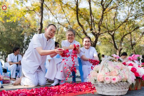 ภาพ No.188625:พิธีต้อนรับพระธรรมยาตรา ในโครงการธรรมยาตรา กตัญญูบูชา มหาปูชนียาจารย์ พระมงคลเทพมุนี(สด จนฺทสโร) พระผู้ปราบมาร อนุสรณ์สถาน 7 แห่ง ปีที่ 13 วันที่ 2 มกราคม พ.ศ. 2568 ณ วัดพระธรรมกาย จ.ปทุมธานี