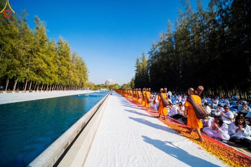 ภาพ No.188648:พิธีต้อนรับพระธรรมยาตรา ในโครงการธรรมยาตรา กตัญญูบูชา มหาปูชนียาจารย์ พระมงคลเทพมุนี(สด จนฺทสโร) พระผู้ปราบมาร อนุสรณ์สถาน 7 แห่ง ปีที่ 13 วันที่ 2 มกราคม พ.ศ. 2568 ณ วัดพระธรรมกาย จ.ปทุมธานี