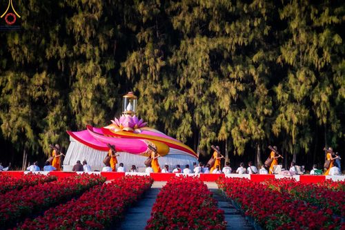 ภาพ No.188675:พิธีต้อนรับพระธรรมยาตรา ในโครงการธรรมยาตรา กตัญญูบูชา มหาปูชนียาจารย์ พระมงคลเทพมุนี(สด จนฺทสโร) พระผู้ปราบมาร อนุสรณ์สถาน 7 แห่ง ปีที่ 13 วันที่ 2 มกราคม พ.ศ. 2568 ณ วัดพระธรรมกาย จ.ปทุมธานี