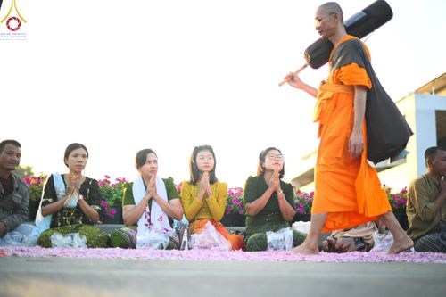 ภาพ No.188705:พิธีต้อนรับพระธรรมยาตรา ในโครงการธรรมยาตรา กตัญญูบูชา มหาปูชนียาจารย์ พระมงคลเทพมุนี(สด จนฺทสโร) พระผู้ปราบมาร อนุสรณ์สถาน 7 แห่ง ปีที่ 13 วันที่ 2 มกราคม พ.ศ. 2568 ณ วัดพระธรรมกาย จ.ปทุมธานี