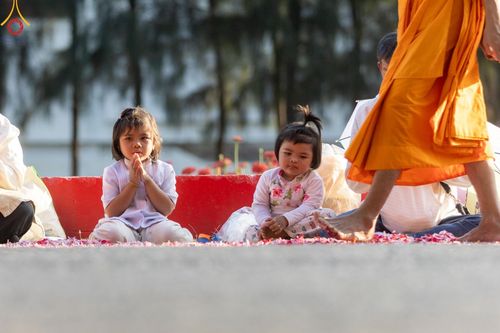 ภาพ No.188707:พิธีต้อนรับพระธรรมยาตรา ในโครงการธรรมยาตรา กตัญญูบูชา มหาปูชนียาจารย์ พระมงคลเทพมุนี(สด จนฺทสโร) พระผู้ปราบมาร อนุสรณ์สถาน 7 แห่ง ปีที่ 13 วันที่ 2 มกราคม พ.ศ. 2568 ณ วัดพระธรรมกาย จ.ปทุมธานี