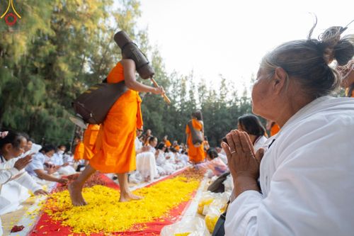 ภาพ No.188789:พิธีต้อนรับพระธรรมยาตรา ในโครงการธรรมยาตรา กตัญญูบูชา มหาปูชนียาจารย์ พระมงคลเทพมุนี(สด จนฺทสโร) พระผู้ปราบมาร อนุสรณ์สถาน 7 แห่ง ปีที่ 13 วันที่ 3 มกราคม พ.ศ. 2568 ณ อนุสรณ์สถานมหาวิหารพระมงคลเทพมุนี (โลตัสแลนด์) อ.สองพี่น้อง จ.สุพรรณบุรี