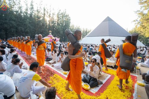 ภาพ No.188793:พิธีต้อนรับพระธรรมยาตรา ในโครงการธรรมยาตรา กตัญญูบูชา มหาปูชนียาจารย์ พระมงคลเทพมุนี(สด จนฺทสโร) พระผู้ปราบมาร อนุสรณ์สถาน 7 แห่ง ปีที่ 13 วันที่ 3 มกราคม พ.ศ. 2568 ณ อนุสรณ์สถานมหาวิหารพระมงคลเทพมุนี (โลตัสแลนด์) อ.สองพี่น้อง จ.สุพรรณบุรี