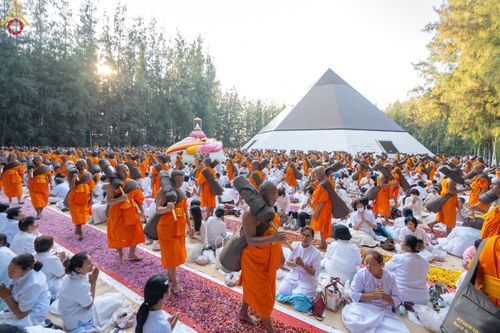 ภาพ No.188795:พิธีต้อนรับพระธรรมยาตรา ในโครงการธรรมยาตรา กตัญญูบูชา มหาปูชนียาจารย์ พระมงคลเทพมุนี(สด จนฺทสโร) พระผู้ปราบมาร อนุสรณ์สถาน 7 แห่ง ปีที่ 13 วันที่ 3 มกราคม พ.ศ. 2568 ณ อนุสรณ์สถานมหาวิหารพระมงคลเทพมุนี (โลตัสแลนด์) อ.สองพี่น้อง จ.สุพรรณบุรี