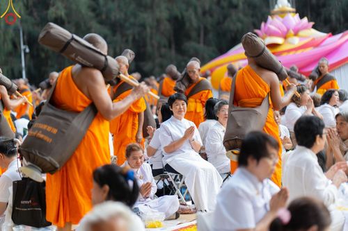 ภาพ No.188796:พิธีต้อนรับพระธรรมยาตรา ในโครงการธรรมยาตรา กตัญญูบูชา มหาปูชนียาจารย์ พระมงคลเทพมุนี(สด จนฺทสโร) พระผู้ปราบมาร อนุสรณ์สถาน 7 แห่ง ปีที่ 13 วันที่ 3 มกราคม พ.ศ. 2568 ณ อนุสรณ์สถานมหาวิหารพระมงคลเทพมุนี (โลตัสแลนด์) อ.สองพี่น้อง จ.สุพรรณบุรี