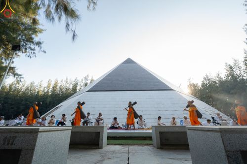 ภาพ No.188799:พิธีต้อนรับพระธรรมยาตรา ในโครงการธรรมยาตรา กตัญญูบูชา มหาปูชนียาจารย์ พระมงคลเทพมุนี(สด จนฺทสโร) พระผู้ปราบมาร อนุสรณ์สถาน 7 แห่ง ปีที่ 13 วันที่ 3 มกราคม พ.ศ. 2568 ณ อนุสรณ์สถานมหาวิหารพระมงคลเทพมุนี (โลตัสแลนด์) อ.สองพี่น้อง จ.สุพรรณบุรี