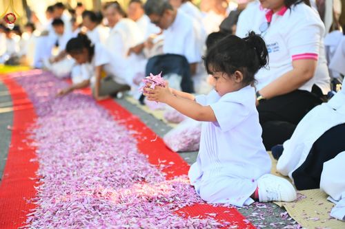 ภาพ No.188802:พิธีต้อนรับพระธรรมยาตรา ในโครงการธรรมยาตรา กตัญญูบูชา มหาปูชนียาจารย์ พระมงคลเทพมุนี(สด จนฺทสโร) พระผู้ปราบมาร อนุสรณ์สถาน 7 แห่ง ปีที่ 13 วันที่ 3 มกราคม พ.ศ. 2568 ณ อนุสรณ์สถานมหาวิหารพระมงคลเทพมุนี (โลตัสแลนด์) อ.สองพี่น้อง จ.สุพรรณบุรี