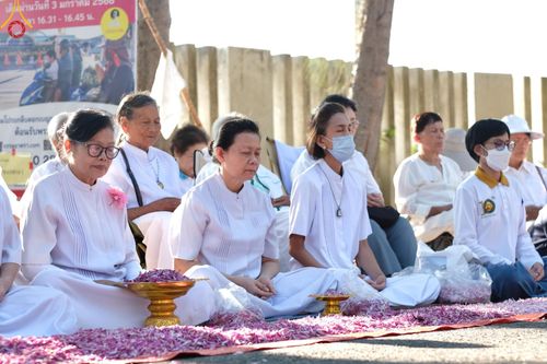 ภาพ No.188803:พิธีต้อนรับพระธรรมยาตรา ในโครงการธรรมยาตรา กตัญญูบูชา มหาปูชนียาจารย์ พระมงคลเทพมุนี(สด จนฺทสโร) พระผู้ปราบมาร อนุสรณ์สถาน 7 แห่ง ปีที่ 13 วันที่ 3 มกราคม พ.ศ. 2568 ณ อนุสรณ์สถานมหาวิหารพระมงคลเทพมุนี (โลตัสแลนด์) อ.สองพี่น้อง จ.สุพรรณบุรี