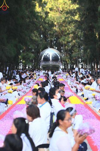 ภาพ No.188814:พิธีต้อนรับพระธรรมยาตรา ในโครงการธรรมยาตรา กตัญญูบูชา มหาปูชนียาจารย์ พระมงคลเทพมุนี(สด จนฺทสโร) พระผู้ปราบมาร อนุสรณ์สถาน 7 แห่ง ปีที่ 13 วันที่ 3 มกราคม พ.ศ. 2568 ณ อนุสรณ์สถานมหาวิหารพระมงคลเทพมุนี (โลตัสแลนด์) อ.สองพี่น้อง จ.สุพรรณบุรี
