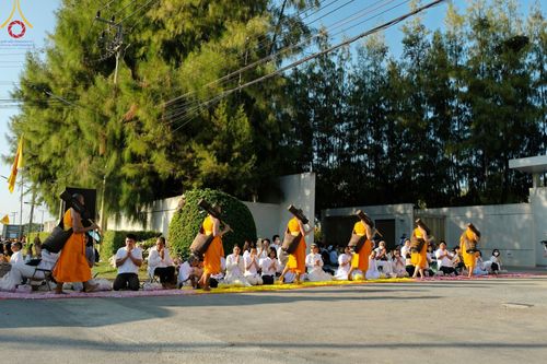 ภาพ No.188819:พิธีต้อนรับพระธรรมยาตรา ในโครงการธรรมยาตรา กตัญญูบูชา มหาปูชนียาจารย์ พระมงคลเทพมุนี(สด จนฺทสโร) พระผู้ปราบมาร อนุสรณ์สถาน 7 แห่ง ปีที่ 13 วันที่ 3 มกราคม พ.ศ. 2568 ณ อนุสรณ์สถานมหาวิหารพระมงคลเทพมุนี (โลตัสแลนด์) อ.สองพี่น้อง จ.สุพรรณบุรี