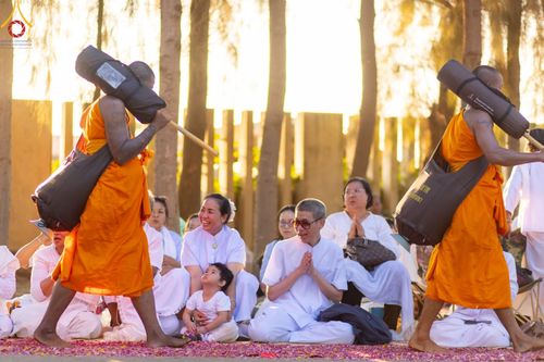 ภาพ No.188825:พิธีต้อนรับพระธรรมยาตรา ในโครงการธรรมยาตรา กตัญญูบูชา มหาปูชนียาจารย์ พระมงคลเทพมุนี(สด จนฺทสโร) พระผู้ปราบมาร อนุสรณ์สถาน 7 แห่ง ปีที่ 13 วันที่ 3 มกราคม พ.ศ. 2568 ณ อนุสรณ์สถานมหาวิหารพระมงคลเทพมุนี (โลตัสแลนด์) อ.สองพี่น้อง จ.สุพรรณบุรี
