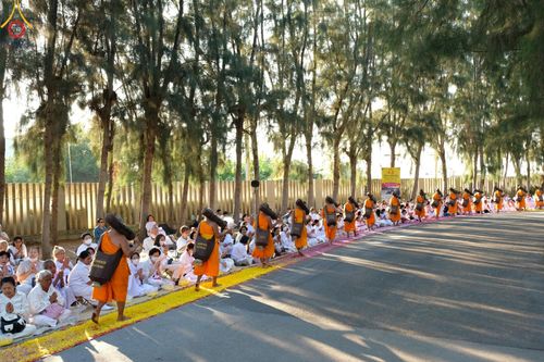 ภาพ No.188826:พิธีต้อนรับพระธรรมยาตรา ในโครงการธรรมยาตรา กตัญญูบูชา มหาปูชนียาจารย์ พระมงคลเทพมุนี(สด จนฺทสโร) พระผู้ปราบมาร อนุสรณ์สถาน 7 แห่ง ปีที่ 13 วันที่ 3 มกราคม พ.ศ. 2568 ณ อนุสรณ์สถานมหาวิหารพระมงคลเทพมุนี (โลตัสแลนด์) อ.สองพี่น้อง จ.สุพรรณบุรี