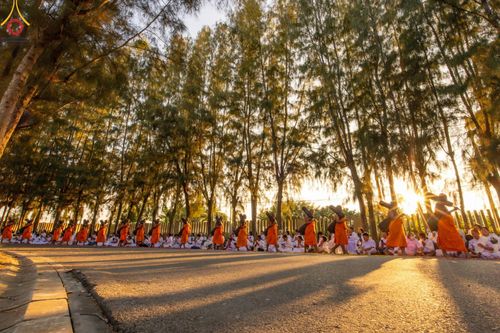 ภาพ No.188828:พิธีต้อนรับพระธรรมยาตรา ในโครงการธรรมยาตรา กตัญญูบูชา มหาปูชนียาจารย์ พระมงคลเทพมุนี(สด จนฺทสโร) พระผู้ปราบมาร อนุสรณ์สถาน 7 แห่ง ปีที่ 13 วันที่ 3 มกราคม พ.ศ. 2568 ณ อนุสรณ์สถานมหาวิหารพระมงคลเทพมุนี (โลตัสแลนด์) อ.สองพี่น้อง จ.สุพรรณบุรี