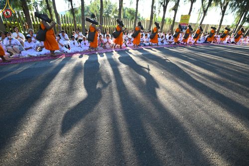 ภาพ No.188830:พิธีต้อนรับพระธรรมยาตรา ในโครงการธรรมยาตรา กตัญญูบูชา มหาปูชนียาจารย์ พระมงคลเทพมุนี(สด จนฺทสโร) พระผู้ปราบมาร อนุสรณ์สถาน 7 แห่ง ปีที่ 13 วันที่ 3 มกราคม พ.ศ. 2568 ณ อนุสรณ์สถานมหาวิหารพระมงคลเทพมุนี (โลตัสแลนด์) อ.สองพี่น้อง จ.สุพรรณบุรี