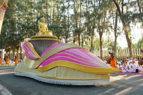 ภาพ No.188831:พิธีต้อนรับพระธรรมยาตรา ในโครงการธรรมยาตรา กตัญญูบูชา มหาปูชนียาจารย์ พระมงคลเทพมุนี(สด จนฺทสโร) พระผู้ปราบมาร อนุสรณ์สถาน 7 แห่ง ปีที่ 13 วันที่ 3 มกราคม พ.ศ. 2568 ณ อนุสรณ์สถานมหาวิหารพระมงคลเทพมุนี (โลตัสแลนด์) อ.สองพี่น้อง จ.สุพรรณบุรี