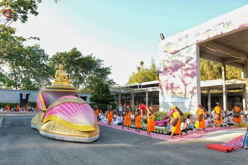 ภาพ No.188832:พิธีต้อนรับพระธรรมยาตรา ในโครงการธรรมยาตรา กตัญญูบูชา มหาปูชนียาจารย์ พระมงคลเทพมุนี(สด จนฺทสโร) พระผู้ปราบมาร อนุสรณ์สถาน 7 แห่ง ปีที่ 13 วันที่ 3 มกราคม พ.ศ. 2568 ณ อนุสรณ์สถานมหาวิหารพระมงคลเทพมุนี (โลตัสแลนด์) อ.สองพี่น้อง จ.สุพรรณบุรี