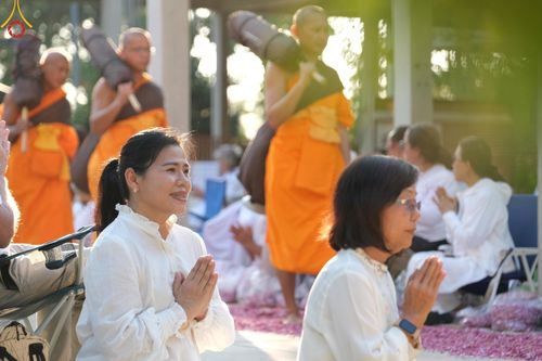 ภาพ No.188837:พิธีต้อนรับพระธรรมยาตรา ในโครงการธรรมยาตรา กตัญญูบูชา มหาปูชนียาจารย์ พระมงคลเทพมุนี(สด จนฺทสโร) พระผู้ปราบมาร อนุสรณ์สถาน 7 แห่ง ปีที่ 13 วันที่ 3 มกราคม พ.ศ. 2568 ณ อนุสรณ์สถานมหาวิหารพระมงคลเทพมุนี (โลตัสแลนด์) อ.สองพี่น้อง จ.สุพรรณบุรี