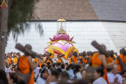 ภาพ No.188840:พิธีต้อนรับพระธรรมยาตรา ในโครงการธรรมยาตรา กตัญญูบูชา มหาปูชนียาจารย์ พระมงคลเทพมุนี(สด จนฺทสโร) พระผู้ปราบมาร อนุสรณ์สถาน 7 แห่ง ปีที่ 13 วันที่ 3 มกราคม พ.ศ. 2568 ณ อนุสรณ์สถานมหาวิหารพระมงคลเทพมุนี (โลตัสแลนด์) อ.สองพี่น้อง จ.สุพรรณบุรี