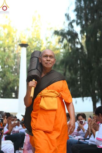 ภาพ No.188842:พิธีต้อนรับพระธรรมยาตรา ในโครงการธรรมยาตรา กตัญญูบูชา มหาปูชนียาจารย์ พระมงคลเทพมุนี(สด จนฺทสโร) พระผู้ปราบมาร อนุสรณ์สถาน 7 แห่ง ปีที่ 13 วันที่ 3 มกราคม พ.ศ. 2568 ณ อนุสรณ์สถานมหาวิหารพระมงคลเทพมุนี (โลตัสแลนด์) อ.สองพี่น้อง จ.สุพรรณบุรี