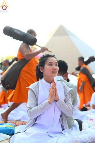 ภาพ No.188849:พิธีต้อนรับพระธรรมยาตรา ในโครงการธรรมยาตรา กตัญญูบูชา มหาปูชนียาจารย์ พระมงคลเทพมุนี(สด จนฺทสโร) พระผู้ปราบมาร อนุสรณ์สถาน 7 แห่ง ปีที่ 13 วันที่ 3 มกราคม พ.ศ. 2568 ณ อนุสรณ์สถานมหาวิหารพระมงคลเทพมุนี (โลตัสแลนด์) อ.สองพี่น้อง จ.สุพรรณบุรี