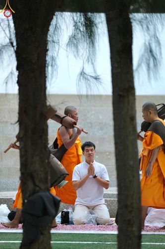 ภาพ No.188853:พิธีต้อนรับพระธรรมยาตรา ในโครงการธรรมยาตรา กตัญญูบูชา มหาปูชนียาจารย์ พระมงคลเทพมุนี(สด จนฺทสโร) พระผู้ปราบมาร อนุสรณ์สถาน 7 แห่ง ปีที่ 13 วันที่ 3 มกราคม พ.ศ. 2568 ณ อนุสรณ์สถานมหาวิหารพระมงคลเทพมุนี (โลตัสแลนด์) อ.สองพี่น้อง จ.สุพรรณบุรี