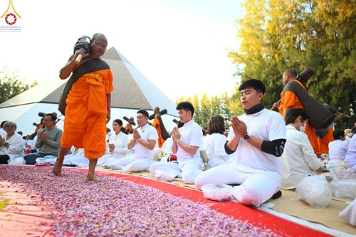 ภาพ No.188854:พิธีต้อนรับพระธรรมยาตรา ในโครงการธรรมยาตรา กตัญญูบูชา มหาปูชนียาจารย์ พระมงคลเทพมุนี(สด จนฺทสโร) พระผู้ปราบมาร อนุสรณ์สถาน 7 แห่ง ปีที่ 13 วันที่ 3 มกราคม พ.ศ. 2568 ณ อนุสรณ์สถานมหาวิหารพระมงคลเทพมุนี (โลตัสแลนด์) อ.สองพี่น้อง จ.สุพรรณบุรี