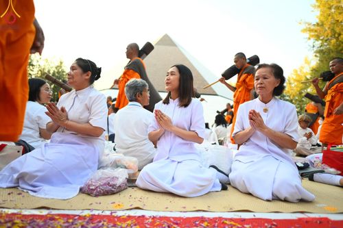 ภาพ No.188855:พิธีต้อนรับพระธรรมยาตรา ในโครงการธรรมยาตรา กตัญญูบูชา มหาปูชนียาจารย์ พระมงคลเทพมุนี(สด จนฺทสโร) พระผู้ปราบมาร อนุสรณ์สถาน 7 แห่ง ปีที่ 13 วันที่ 3 มกราคม พ.ศ. 2568 ณ อนุสรณ์สถานมหาวิหารพระมงคลเทพมุนี (โลตัสแลนด์) อ.สองพี่น้อง จ.สุพรรณบุรี