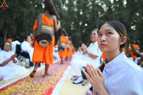 ภาพ No.188857:พิธีต้อนรับพระธรรมยาตรา ในโครงการธรรมยาตรา กตัญญูบูชา มหาปูชนียาจารย์ พระมงคลเทพมุนี(สด จนฺทสโร) พระผู้ปราบมาร อนุสรณ์สถาน 7 แห่ง ปีที่ 13 วันที่ 3 มกราคม พ.ศ. 2568 ณ อนุสรณ์สถานมหาวิหารพระมงคลเทพมุนี (โลตัสแลนด์) อ.สองพี่น้อง จ.สุพรรณบุรี