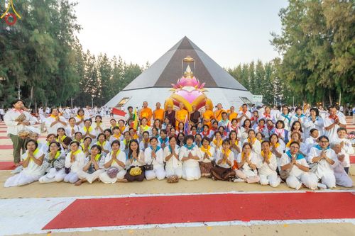 ภาพ No.188861:พิธีต้อนรับพระธรรมยาตรา ในโครงการธรรมยาตรา กตัญญูบูชา มหาปูชนียาจารย์ พระมงคลเทพมุนี(สด จนฺทสโร) พระผู้ปราบมาร อนุสรณ์สถาน 7 แห่ง ปีที่ 13 วันที่ 3 มกราคม พ.ศ. 2568 ณ อนุสรณ์สถานมหาวิหารพระมงคลเทพมุนี (โลตัสแลนด์) อ.สองพี่น้อง จ.สุพรรณบุรี