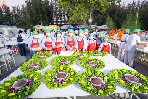 ภาพ No.188942:พิธีถวายภัตตาหารเป็นสังฆทาน แด่พระธรรมยาตรา ในโครงการธรรมยาตรา กตัญญูบูชา มหาปูชนียาจารย์ พระมงคลเทพมุนี(สด จนฺทสโร) พระผู้ปราบมาร ปีที่ 13 ณ อนุสรณ์สถานมหาวิหารพระมงคลเทพมุนี (โลตัสแลนด์) อ.สองพี่น้อง จ.สุพรรณบุรี วันที่ 4 มกราคม พ.ศ.2568