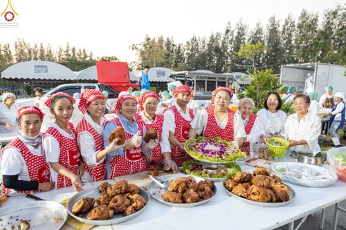 ภาพ No.188943:พิธีถวายภัตตาหารเป็นสังฆทาน แด่พระธรรมยาตรา ในโครงการธรรมยาตรา กตัญญูบูชา มหาปูชนียาจารย์ พระมงคลเทพมุนี(สด จนฺทสโร) พระผู้ปราบมาร ปีที่ 13 ณ อนุสรณ์สถานมหาวิหารพระมงคลเทพมุนี (โลตัสแลนด์) อ.สองพี่น้อง จ.สุพรรณบุรี วันที่ 4 มกราคม พ.ศ.2568