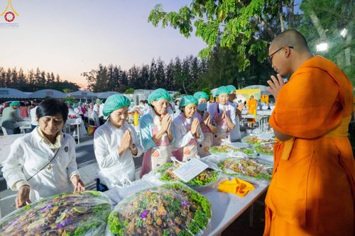 ภาพ No.188944:พิธีถวายภัตตาหารเป็นสังฆทาน แด่พระธรรมยาตรา ในโครงการธรรมยาตรา กตัญญูบูชา มหาปูชนียาจารย์ พระมงคลเทพมุนี(สด จนฺทสโร) พระผู้ปราบมาร ปีที่ 13 ณ อนุสรณ์สถานมหาวิหารพระมงคลเทพมุนี (โลตัสแลนด์) อ.สองพี่น้อง จ.สุพรรณบุรี วันที่ 4 มกราคม พ.ศ.2568