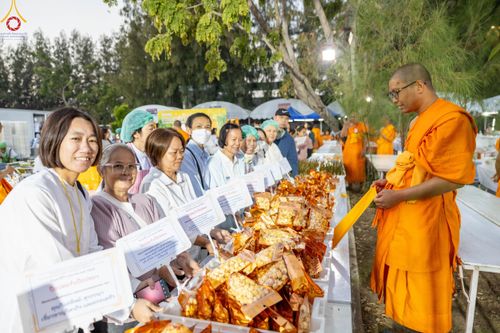 ภาพ No.188945:พิธีถวายภัตตาหารเป็นสังฆทาน แด่พระธรรมยาตรา ในโครงการธรรมยาตรา กตัญญูบูชา มหาปูชนียาจารย์ พระมงคลเทพมุนี(สด จนฺทสโร) พระผู้ปราบมาร ปีที่ 13 ณ อนุสรณ์สถานมหาวิหารพระมงคลเทพมุนี (โลตัสแลนด์) อ.สองพี่น้อง จ.สุพรรณบุรี วันที่ 4 มกราคม พ.ศ.2568