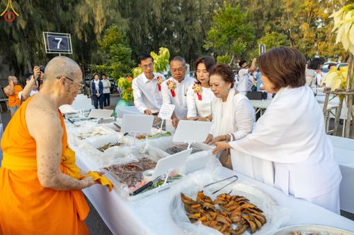 ภาพ No.188946:พิธีถวายภัตตาหารเป็นสังฆทาน แด่พระธรรมยาตรา ในโครงการธรรมยาตรา กตัญญูบูชา มหาปูชนียาจารย์ พระมงคลเทพมุนี(สด จนฺทสโร) พระผู้ปราบมาร ปีที่ 13 ณ อนุสรณ์สถานมหาวิหารพระมงคลเทพมุนี (โลตัสแลนด์) อ.สองพี่น้อง จ.สุพรรณบุรี วันที่ 4 มกราคม พ.ศ.2568
