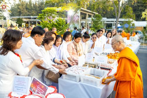 ภาพ No.188947:พิธีถวายภัตตาหารเป็นสังฆทาน แด่พระธรรมยาตรา ในโครงการธรรมยาตรา กตัญญูบูชา มหาปูชนียาจารย์ พระมงคลเทพมุนี(สด จนฺทสโร) พระผู้ปราบมาร ปีที่ 13 ณ อนุสรณ์สถานมหาวิหารพระมงคลเทพมุนี (โลตัสแลนด์) อ.สองพี่น้อง จ.สุพรรณบุรี วันที่ 4 มกราคม พ.ศ.2568