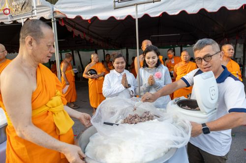 ภาพ No.188950:พิธีถวายภัตตาหารเป็นสังฆทาน แด่พระธรรมยาตรา ในโครงการธรรมยาตรา กตัญญูบูชา มหาปูชนียาจารย์ พระมงคลเทพมุนี(สด จนฺทสโร) พระผู้ปราบมาร ปีที่ 13 ณ อนุสรณ์สถานมหาวิหารพระมงคลเทพมุนี (โลตัสแลนด์) อ.สองพี่น้อง จ.สุพรรณบุรี วันที่ 4 มกราคม พ.ศ.2568